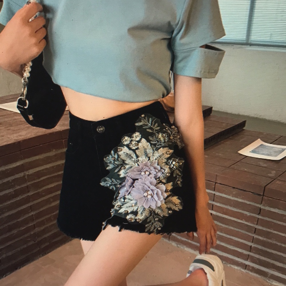 Black jeans and feminine shorts - Picture 2 of 3